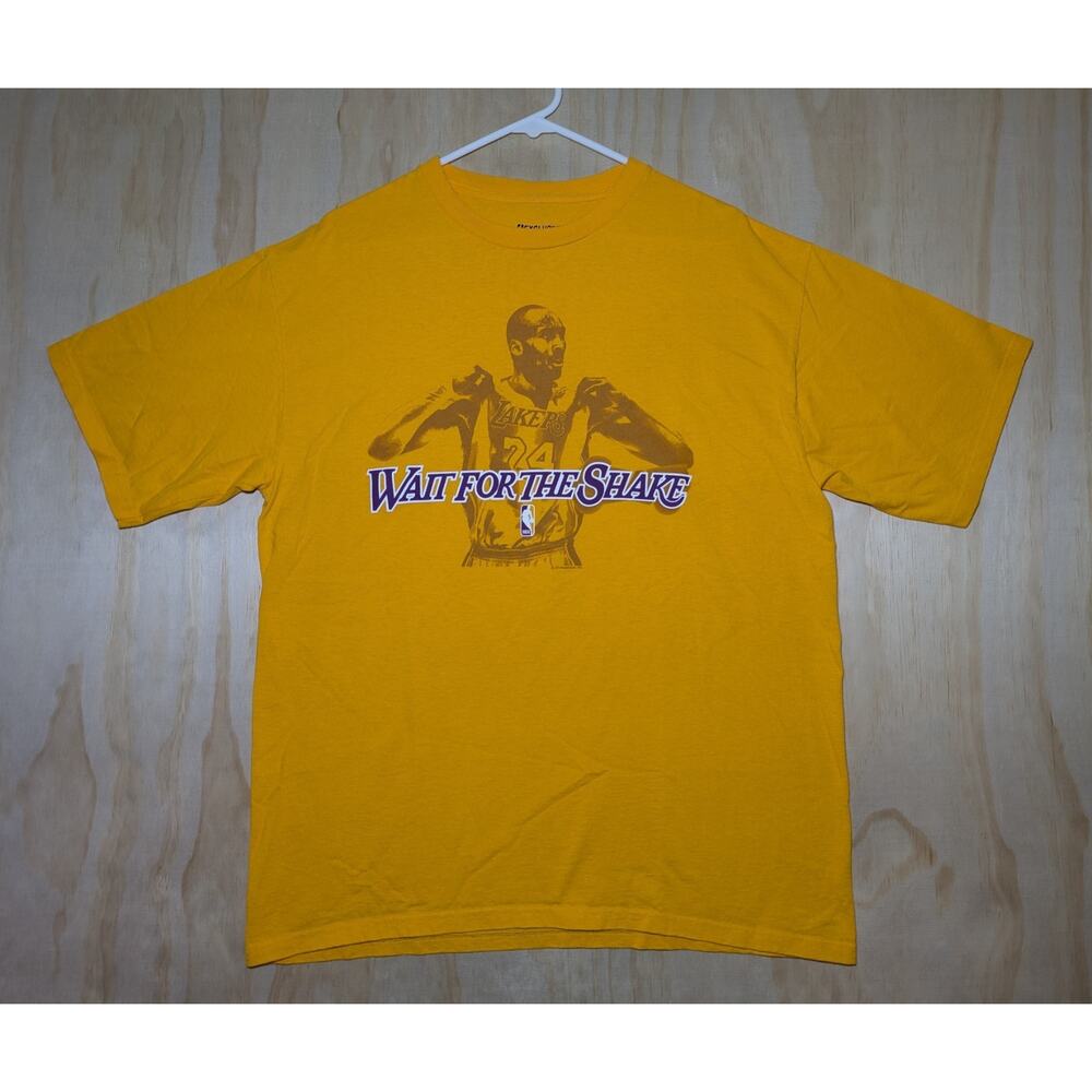 Kobe Bryant Large Lakers T-Shirt Yellow #24 Jersey Pop Celebration Graphic Rare